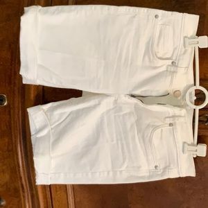 Like new Loft Outlet white Bermuda cuffed shorts size 6.